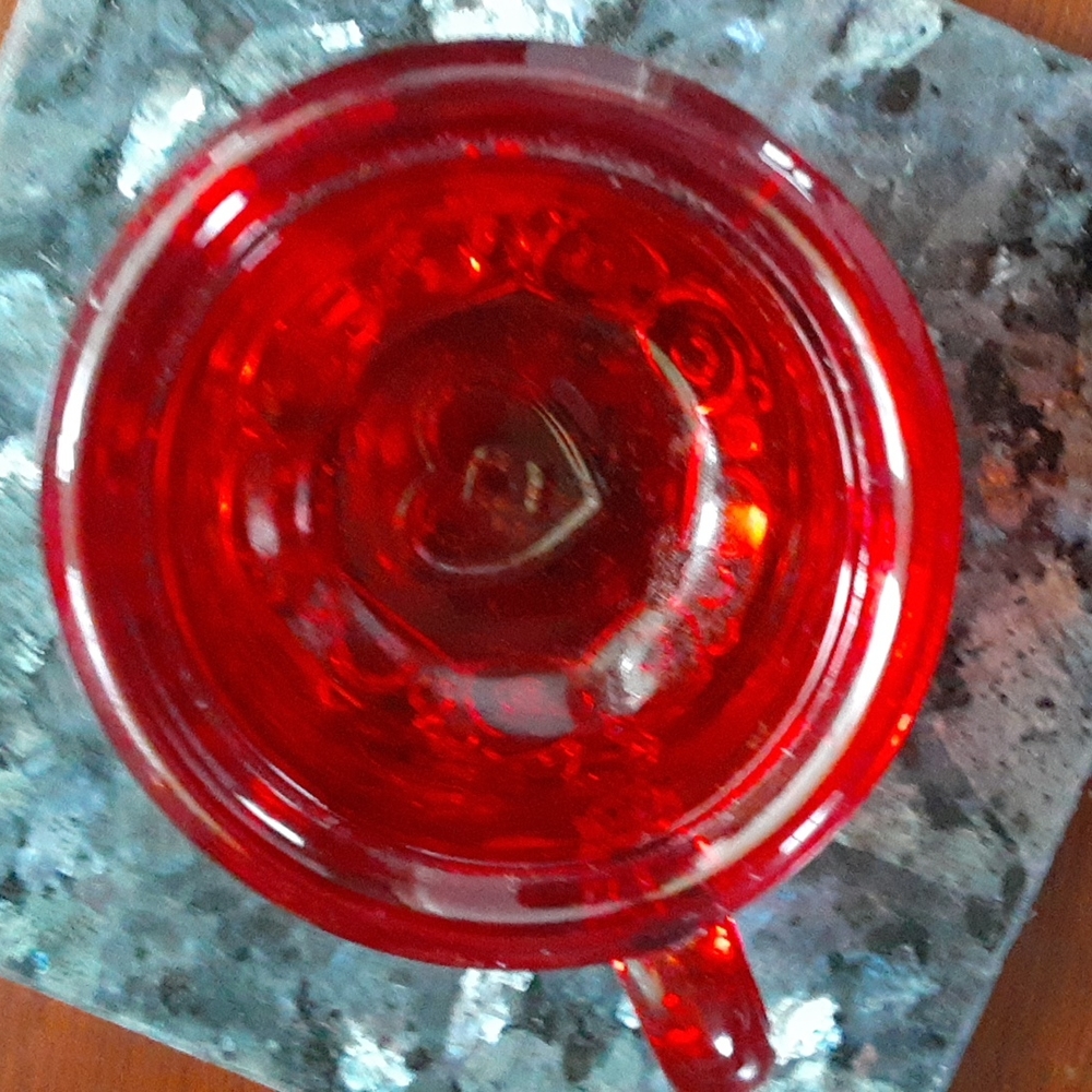 Beautiful vintage Dagenheart amberina glass decorative cup.